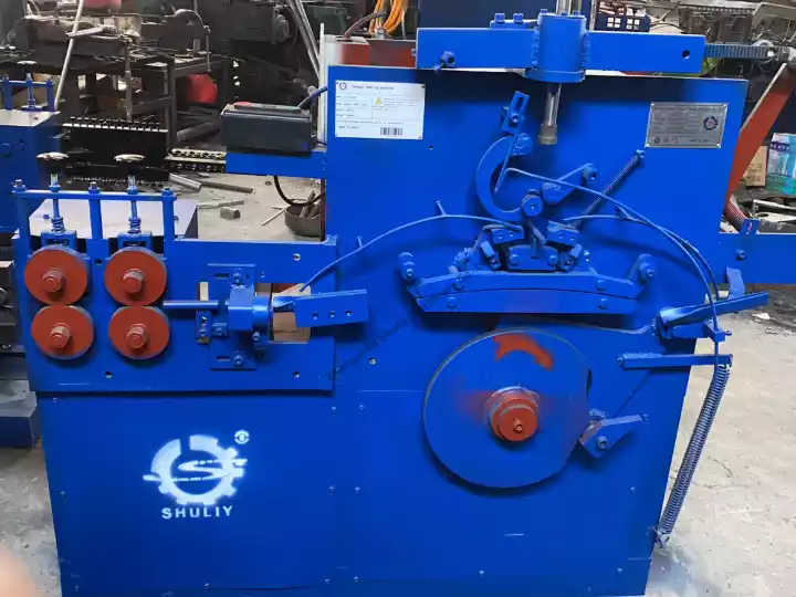 Máquina para fabricar perchas